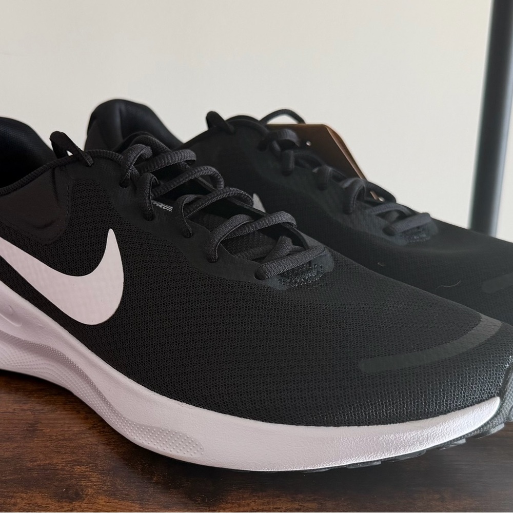 Nike Revolution Men Black and White Athletic Shoes Size 11.5 box No lid #71 - Picture 12 of 12